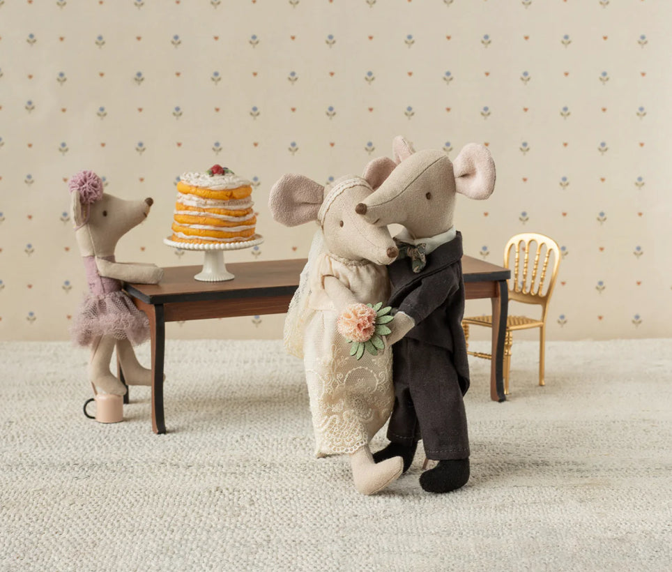 Wedding mice in box, mum and dad mice