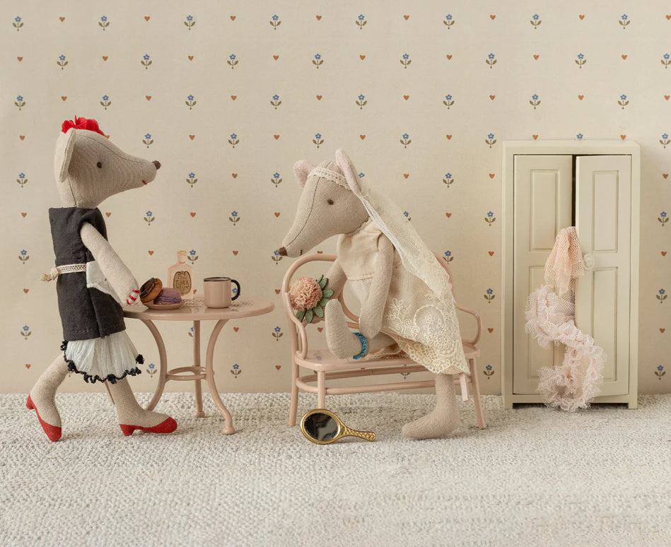 Wedding dress, mum mouse