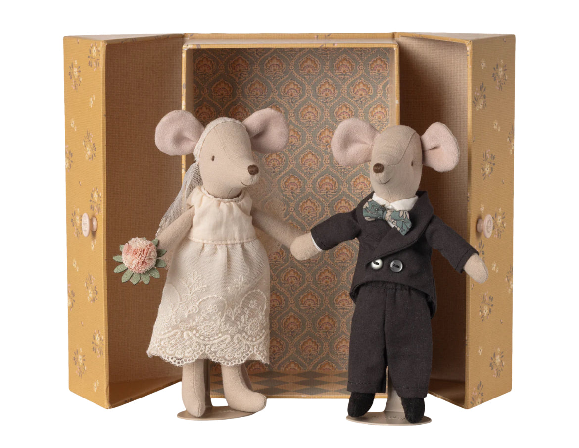 Wedding mice in box, mum and dad mice