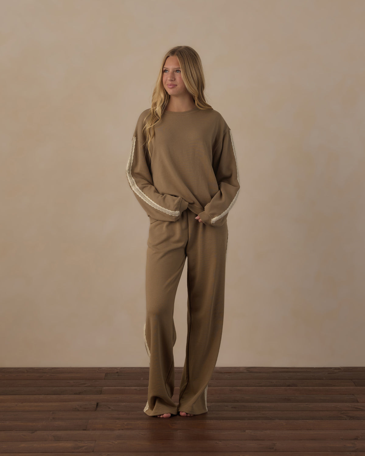 teen sweatpants in olive