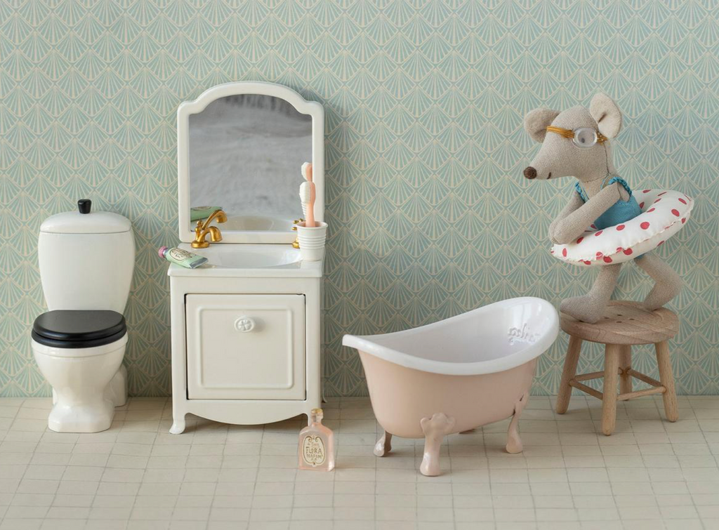 bathtub, mouse - rose