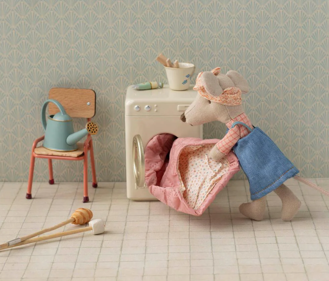 chair, mouse - coral