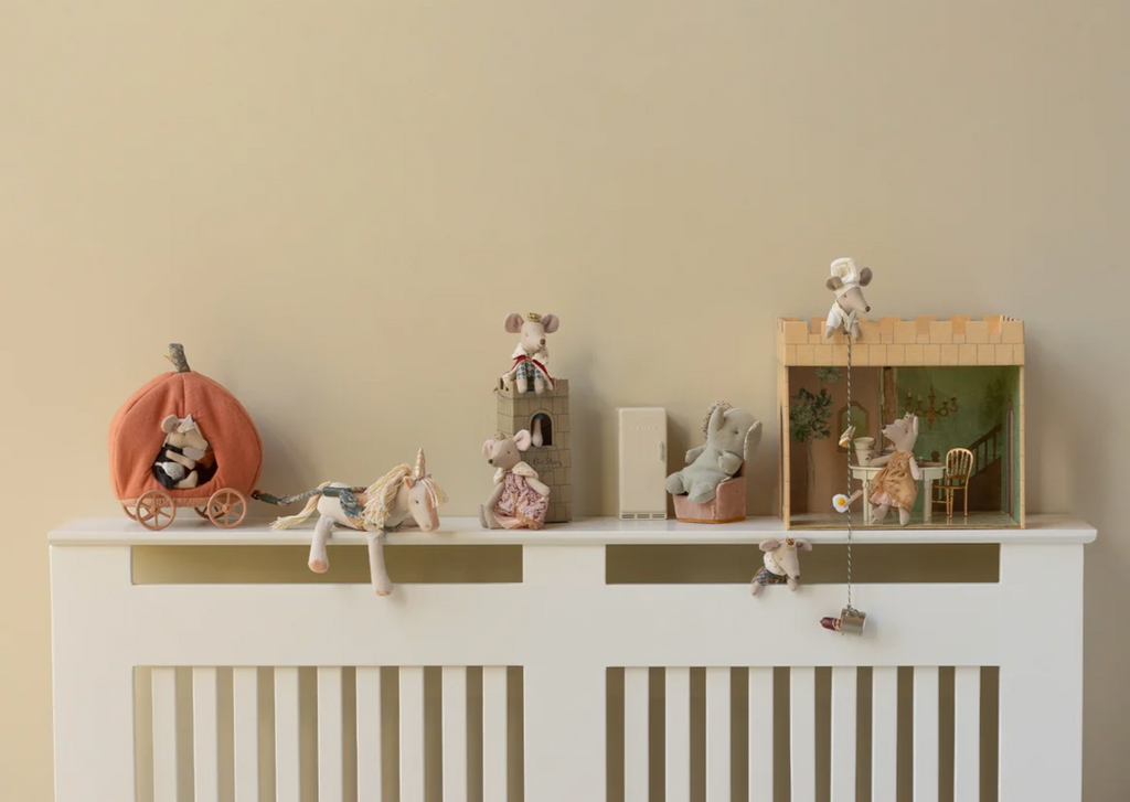castle hall, mouse