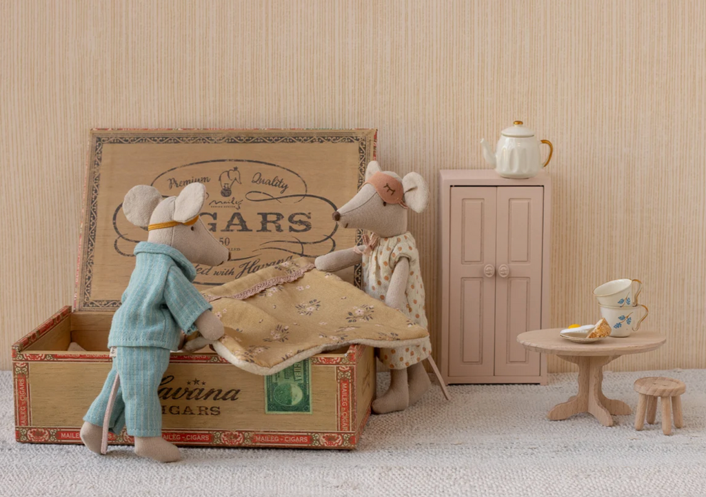 mum & dad mice in cigarbox