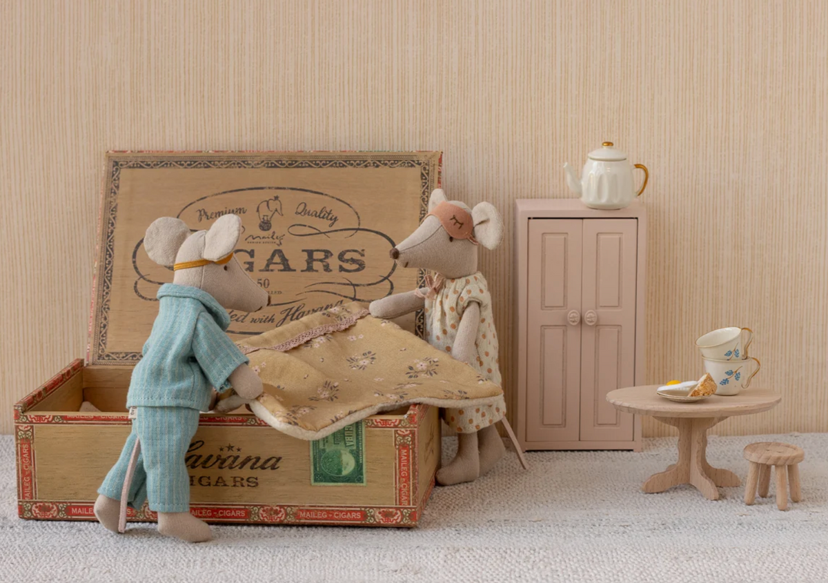 mum & dad mice in cigarbox