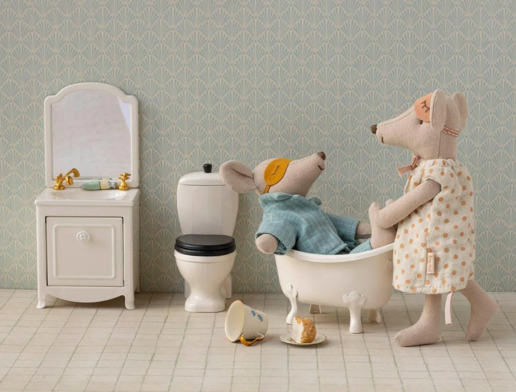 mum & dad mice in cigarbox