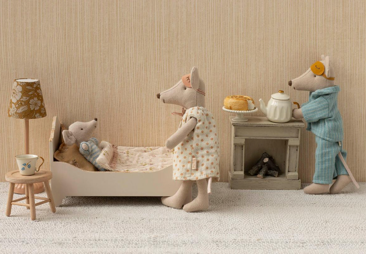 mum & dad mice in cigarbox