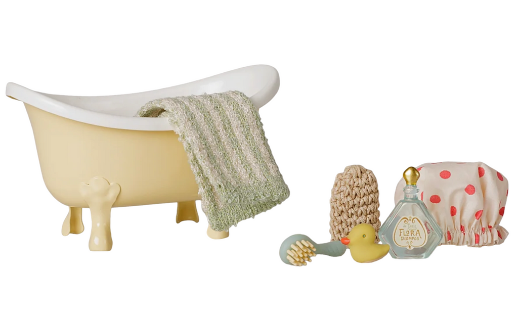 bathtub set, mouse in yellow