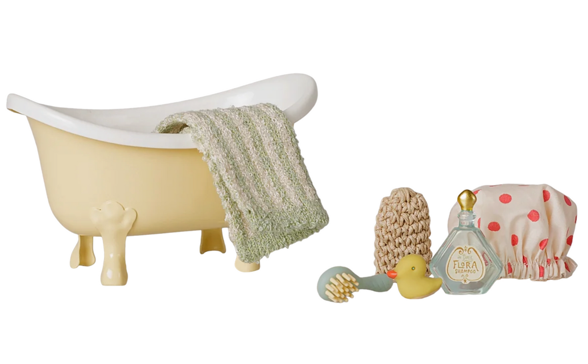 bathtub set, mouse in yellow