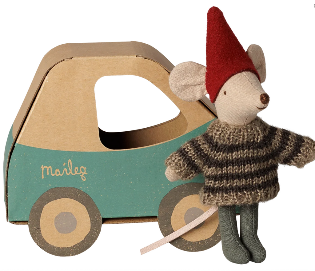 christmas mouse, little brother in car